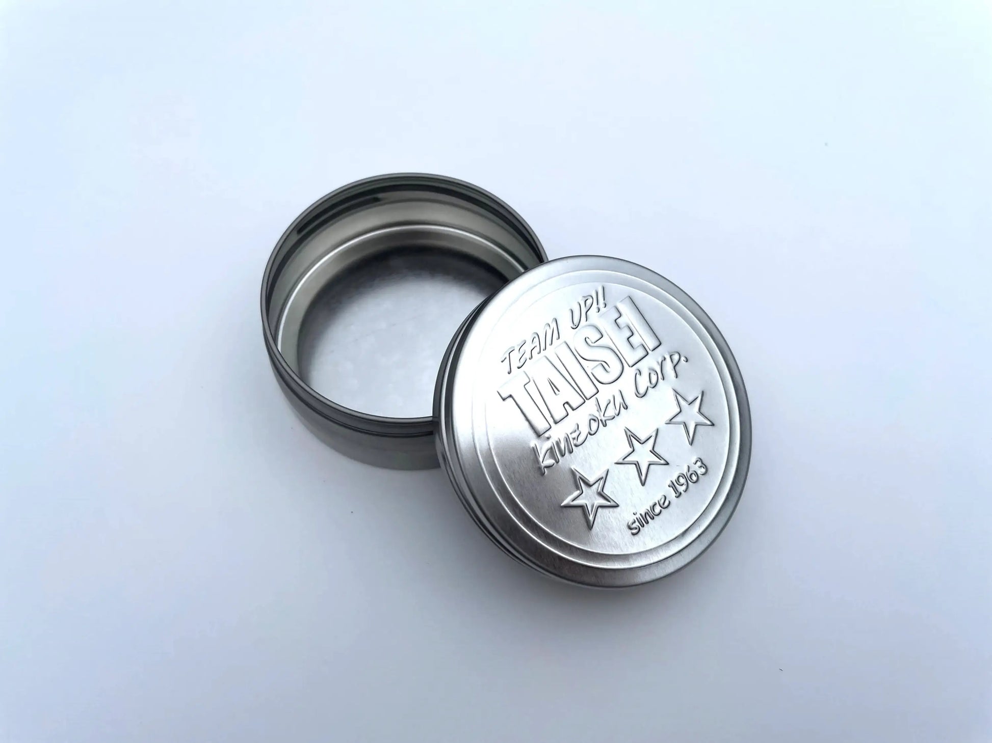 [カスタム]オリジナル刻印（エンボス）のアルミ丸缶 直径62mm×高さ27㎜ - 収納グッズ